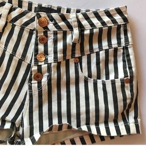 Kendall & Kylie high rise striped shorts 😍